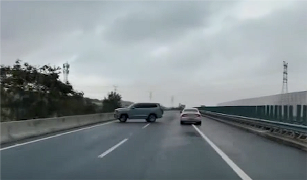 高速上掉头吓得小车紧急闪避 司机：我以为自己逆行了 赶紧纠错