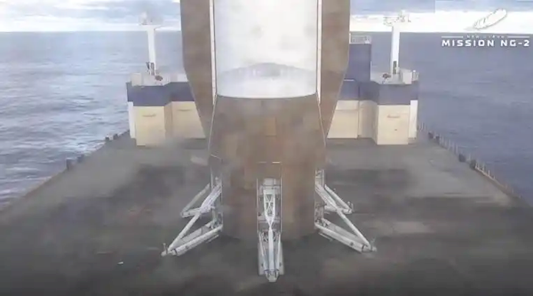 美国“新格伦”重型运载火箭升空 第一级首次成功回收
