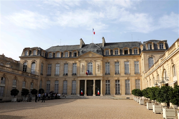 家贼难防！法国总统府惊现内盗：专偷国宴用品