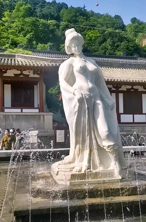 西安华清池贵妃裸体出浴雕像引争议 工作人员：已安放35年