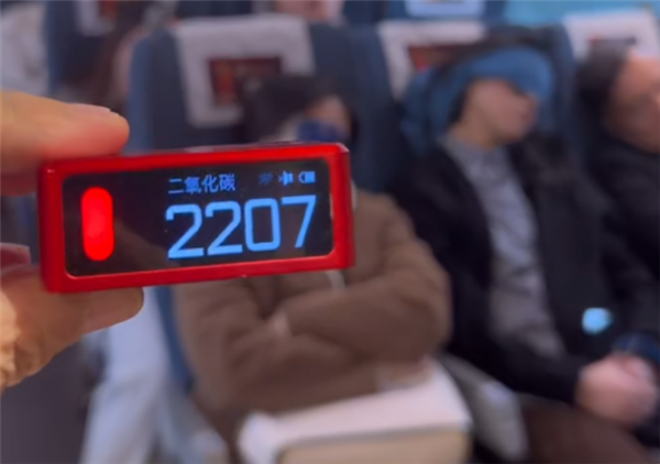 旅客称高铁二氧化碳超标 12306回应：会实时换气