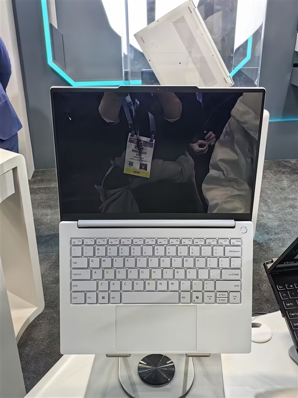 雷神aibook14 Air Carbon全能本发布：1kg碳纤维机身 18小时续航