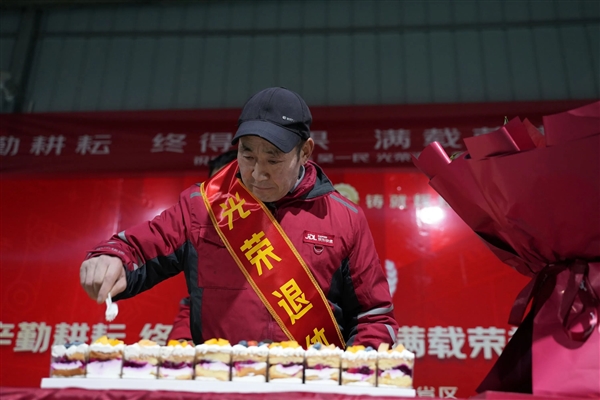 有房有积蓄有退休金 工作15年快递老哥退休：进京东是我这辈子最正确的选择