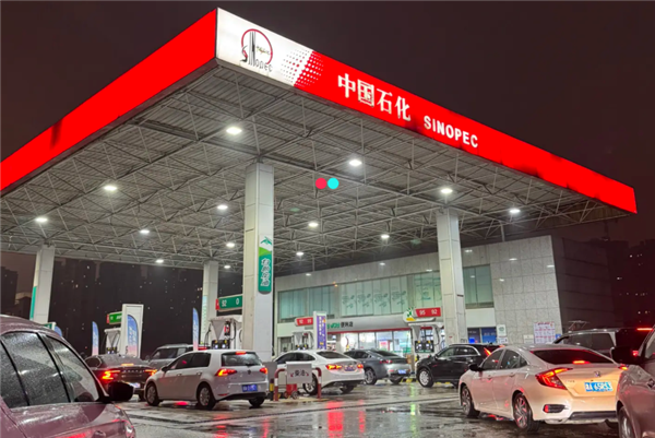 加油站排队100多米 再打钱包就撑不住了