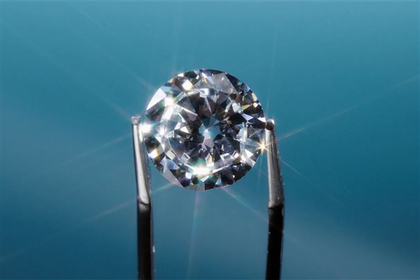 1个月暴跌50%！一克拉钻石戒指跌至4000元 正成为AI芯片散热材料新贵