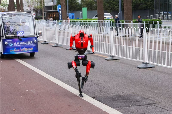 不用再遥控 人形机器人自主跑完马拉松比赛21公里 北斗立功