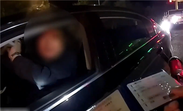 驾照吊销8年没考证驾车被查！司机：我以为你们下班了