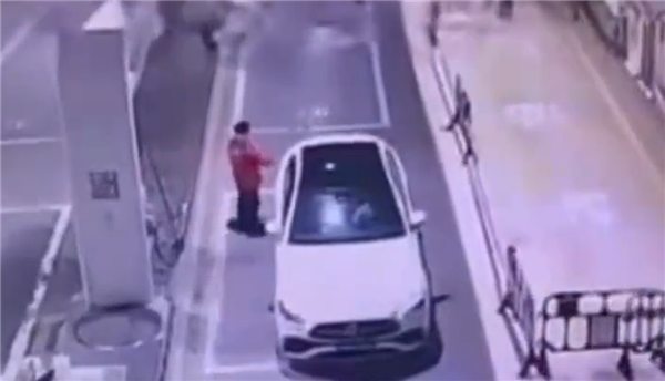 今年已发生多起！又有无牌奔驰车加油571元后逃单