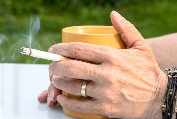 所有人公共场所只带不吸也违法！香港迎最严禁烟令 罚款3000港元起