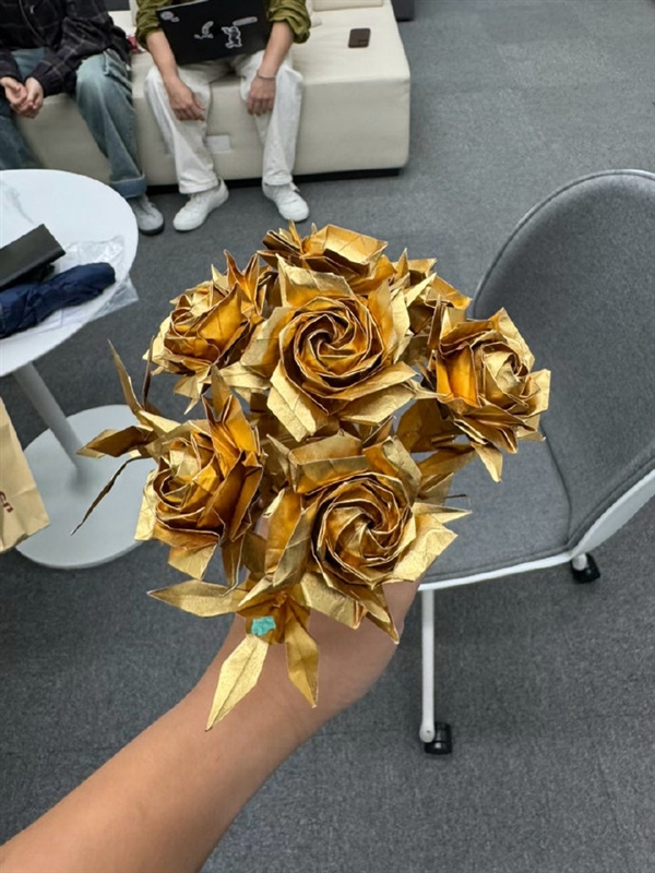 一把成本上万!影石推出黄金纸折花 七夕发售