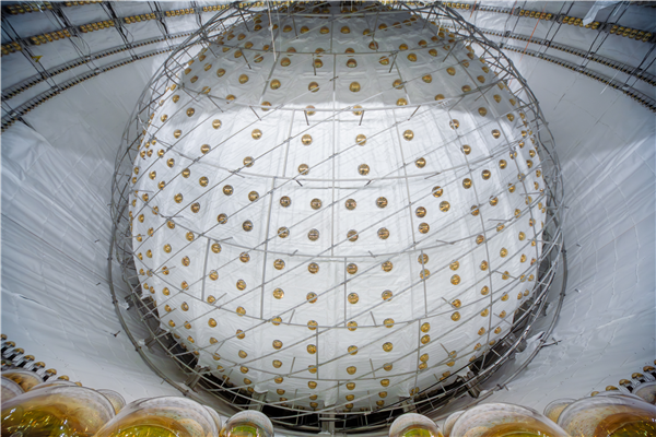 在地下700米捕捉幽灵粒子！江门中微子实验首个物理成果在《自然》发表