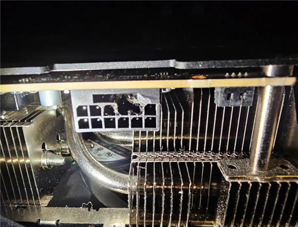 RTX 5090 16针接口熔出大洞!玩11年前老游戏烧穿:PNY甩锅拒保