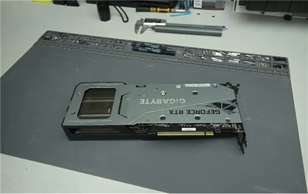 神操作!RTX 4090跑AI白嫖2.5GB显存:显示器改插核显接口
