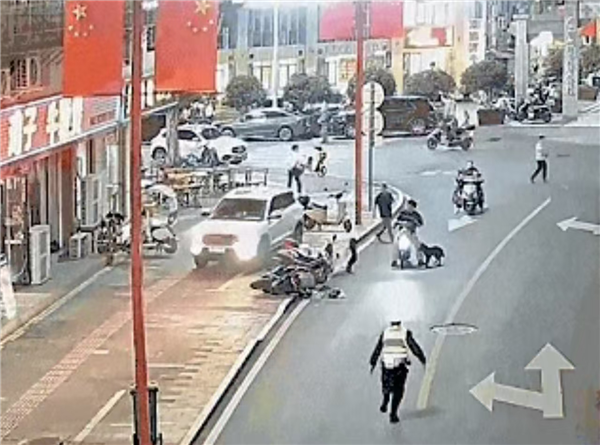 男子无证酒驾遇交警 猛然倒车连撞5车及路灯杆:一查还是惯犯